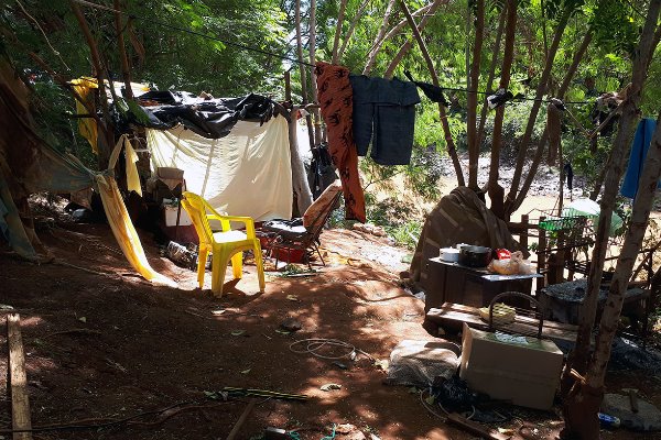 Imagem: Os barracos na encosta córrego foram destruídos pela correnteza, mas os moradores não desistem de habitar a área de risco