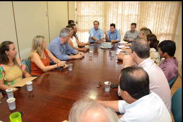 Imagem: Em reunião na Semagro, comitiva liderada pelo deputado Renato Câmara oficializou ao governo do Estado proposta que visa a transferência dos serviços de inspeção sanitária para os consórcios intermunicipais