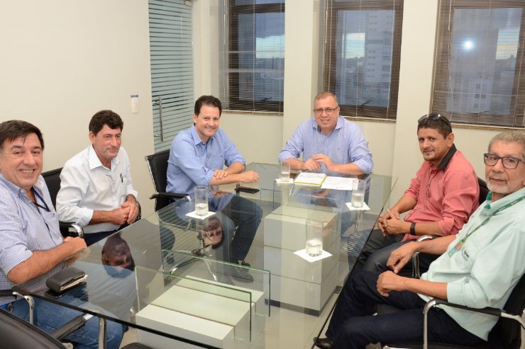 Imagem: Deputado Renato Câmara esteve na superintendência do Banco do Brasil e agora solicitou o apoio do ministério da Agricultura para tentar reverter medida que prejudica os produtores de mandioca no Estado      