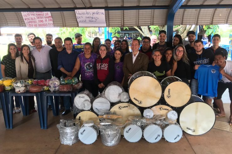 Imagem: Deputado estadual Renato Câmara fez a entrega de uma emenda que possibilitou a compra de materiais esportivos e equipamentos musicais às atléticas da Uems em Dourados