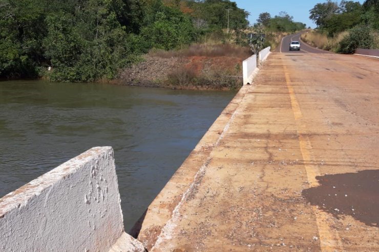 Imagem: Parte da proteção lateral da ponte desabou 