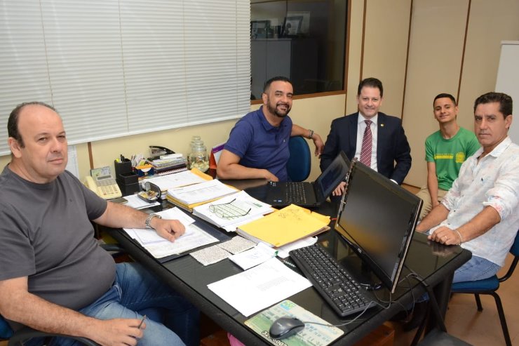 Imagem: Em reunião com Renato Câmara e membros da Escola Filinto Muller, diretor-geral de infraestrutura da SED confirmou que a escola será beneficiada com reforma orçada em mais de R$ 400 mil