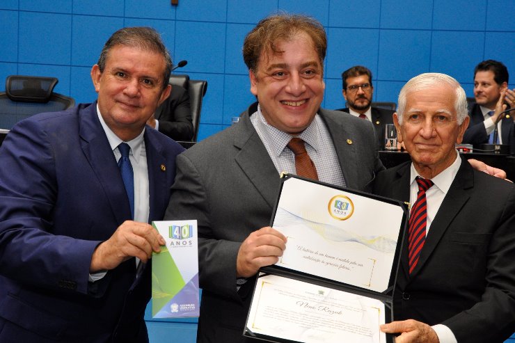 Imagem: O deputado Neno Razuk recebeu a homenagem das mãos do tio Abrão Razuk.