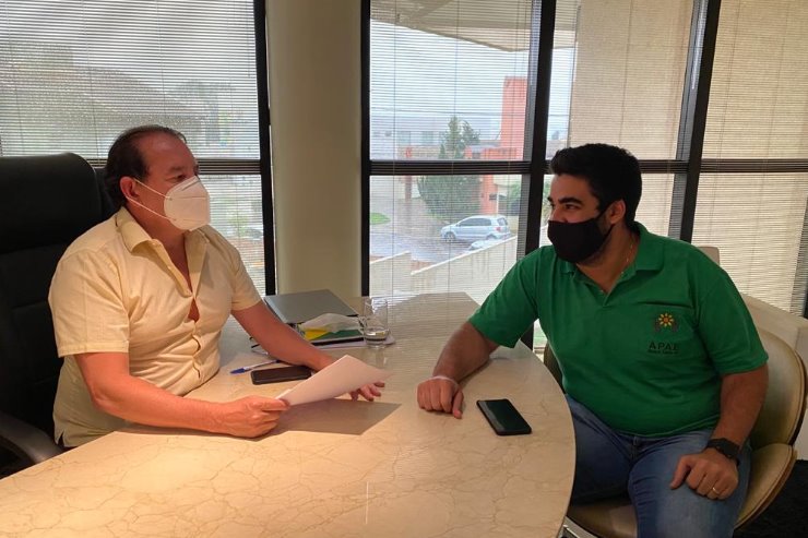 Imagem: Gerson recebe o presidente da APAE de Sidrolândia, Felipe Feitosa