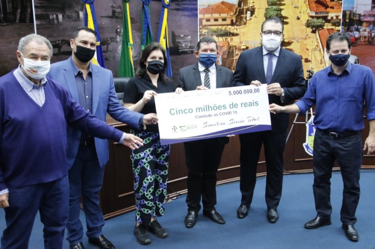 Imagem: Senadora Simone Tebet e o deputado Renato Câmara durante entrega simbólica dos recursos na Câmara Municipal de Dourados