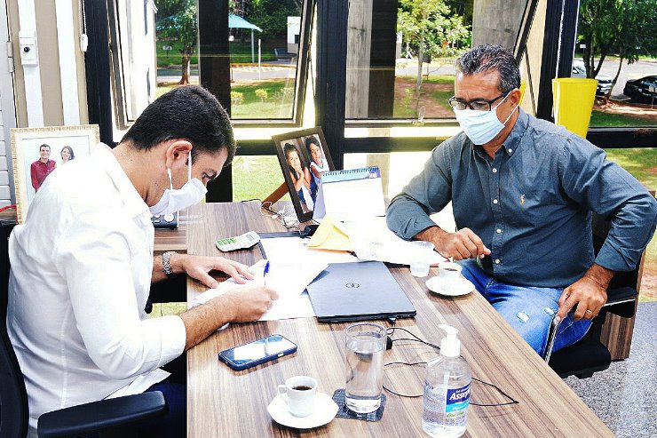 Imagem:  O deputado Jamilson recebeu do vereador de Caarapó, Cido Santos, as reivindicações do município 