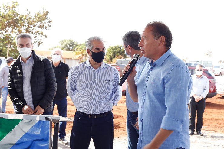 Imagem: Gerson participa da autorização de obras em Sidrolândia