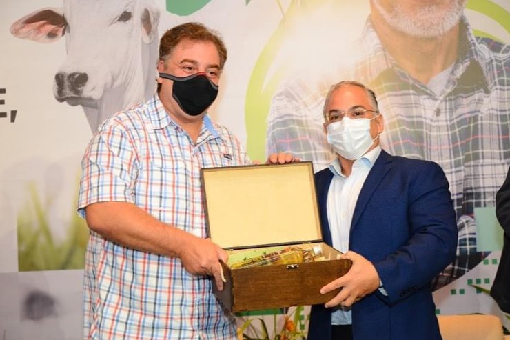 Imagem: Deputado Neno Razuk receber um brinde durante o comparecimento da cerimônia