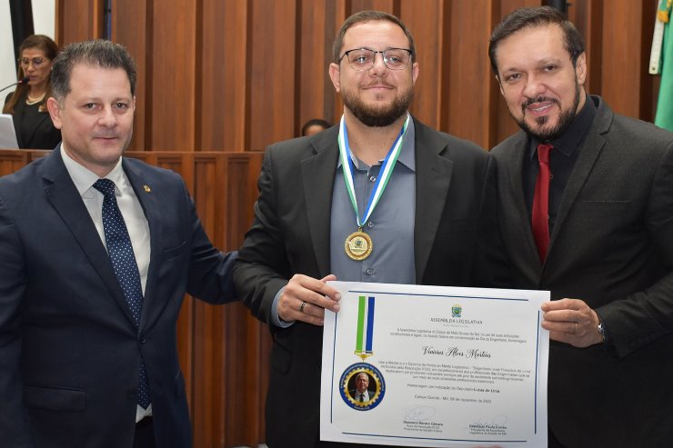 Imagem: Deputado Renato Câmara, homenageado Vinícius Alves Martins e deputado Lucas de Lima 