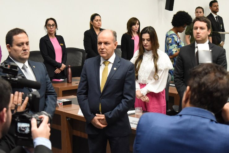 Imagem: Primeira sessão de março, mês de enfrentamento à violência contra a mulher, foi marcada por silêncio em memória às vítimas