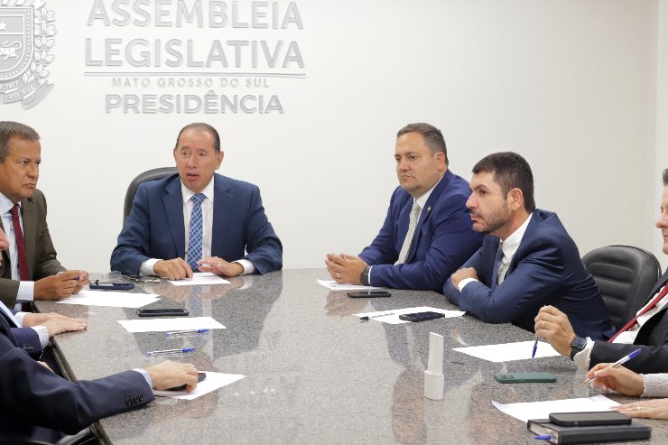 Imagem: Presidente Gerson Claro, integrantes da Mesa Diretora , se reuniram com líderes dos blocos e do PT