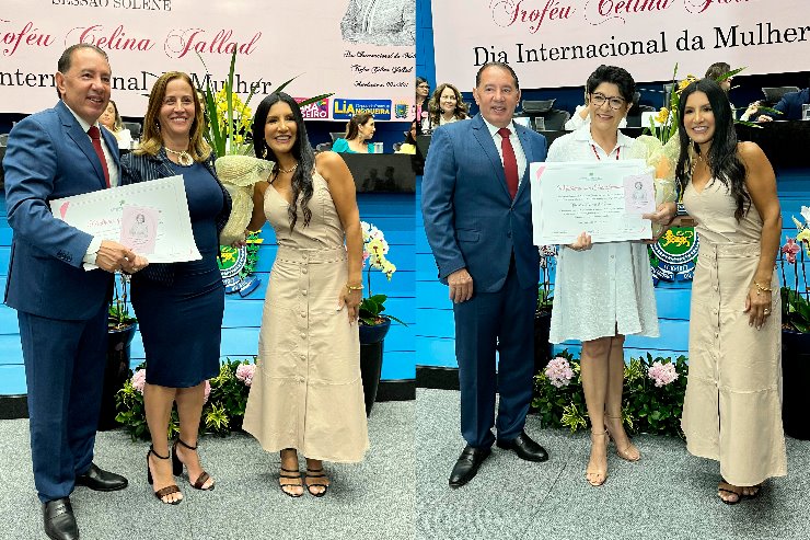 Imagem: Deputado Gerson Claro e dra Katia Claro, entregam troféus as homenageadas