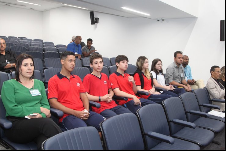 Imagem: Estudantes e professores durante sessão plenária nesta terça-feira