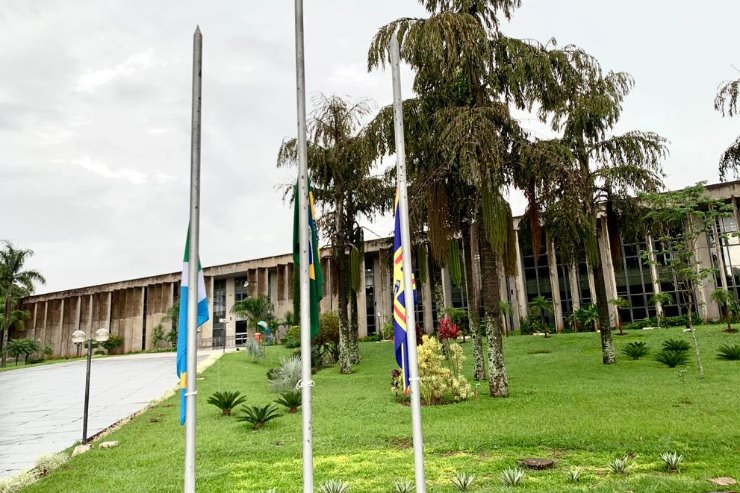 Imagem: Bandeiras em frente à Assembleia Legislativa estão a meio-mastro devido ao falecimento do deputado Amarildo Cruz