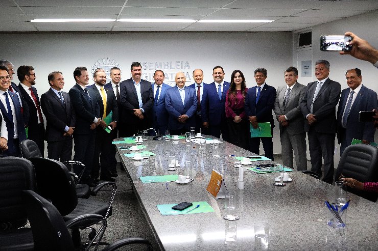 Imagem: Reunião dos deputados estaduais com o governador Eduardo Riedel