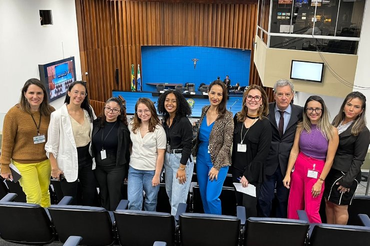 Imagem: Estudantes, professores e parte da equipe de Comunicação da ALEMS