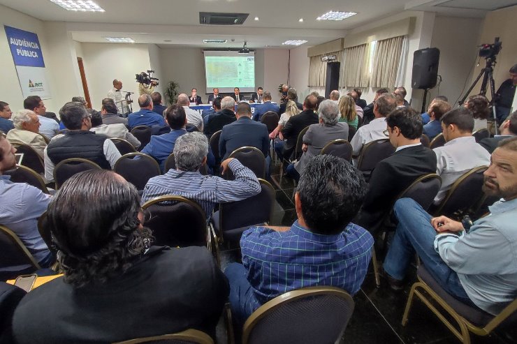 Imagem: Auditório do hotel ficou lotado com empresários, prefeitos e outras pessoas interessadas nas discussões sobre a concessão da ferrovia