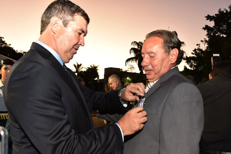 Imagem: Gerson Claro recebeu a condecoração do governador Eduardo Riedel