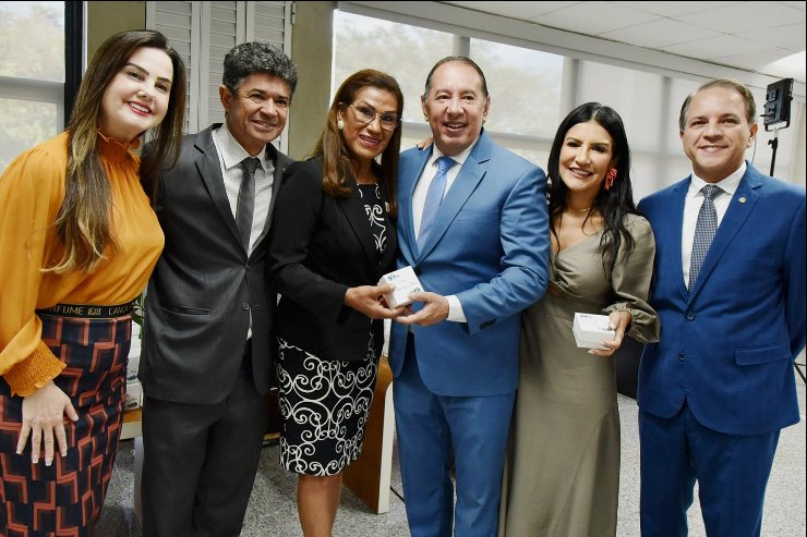 Imagem: Deputados prestigiam homenagem às servidoras em momento de celebração do dia das mães