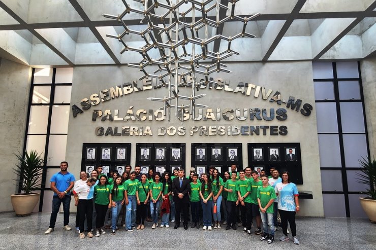 Imagem: Alunos e professores da Escola Treze de Maio, de Eldorado, foram recepcionados pelo deputado Lidio Lopes 