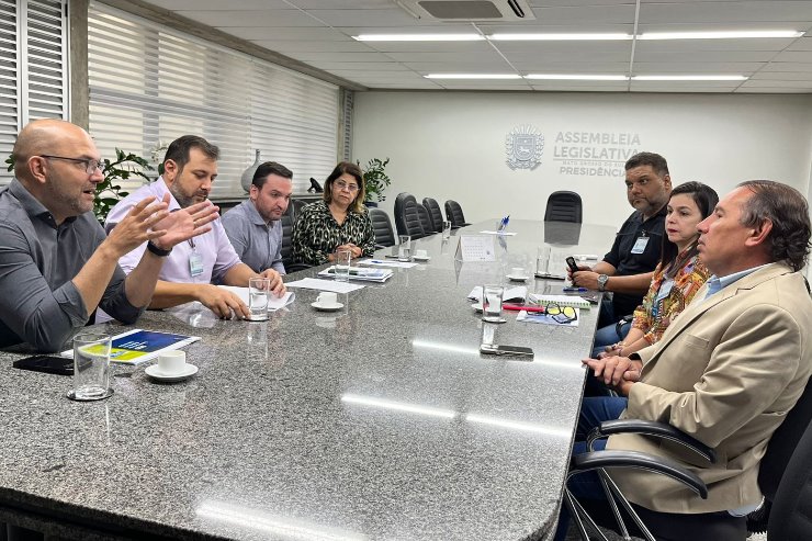 Imagem: Presidente da ALEMS discutiu com técnicos da Secretaria de Educação minuto do decreto que regulamenta ICMS da Educação 