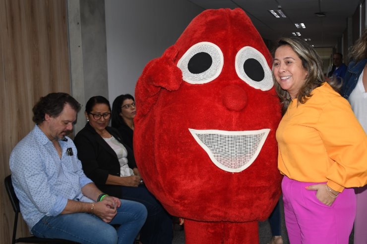 Imagem: Doadora, a deputada convida a população para também doar e ajudar a quem precisa