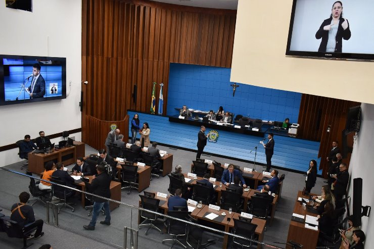 Imagem: O deputado Rafael Tavares, em aparte, durante a sessão ordinária desta terça-feira