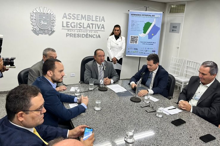 Imagem: O evento, na sala da Presidência da ALEMS, reuniu deputados estaduais e representantes da cadeia produtiva do leite