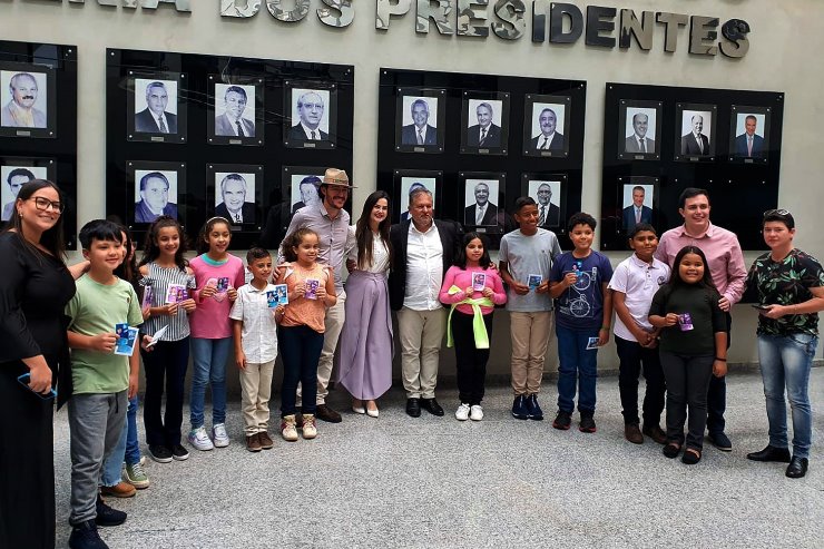 Imagem: Deputada Mara Caseiro recebeu os estudantes no saguão principal 