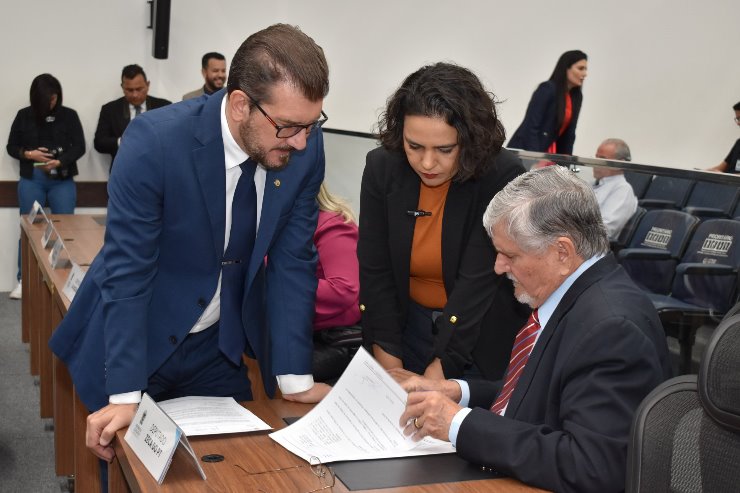 Imagem: A proposta foi assinada pela bancada do PT, composta pelos deputados Pedro Kemp, Zeca do PT e Gleice Jane.