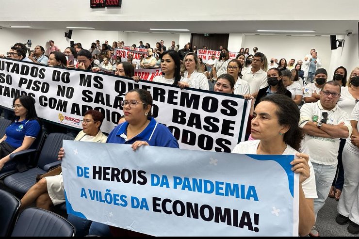 Imagem: Profissionais da enfermagem protestaram na Assembleia Legislativa em busca de melhores salários e condições de trabalho.