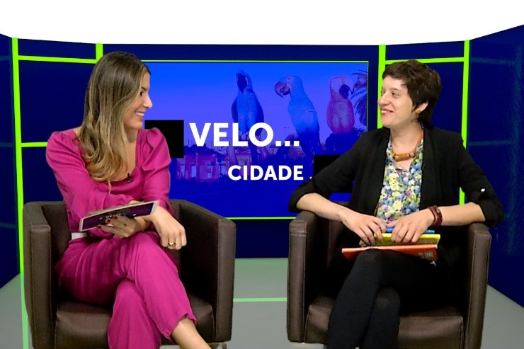 Imagem: Entrevistada do Programa Velocidade, Raísa de Bacarji, disponibiliza um livro interativo durante seu trabalho