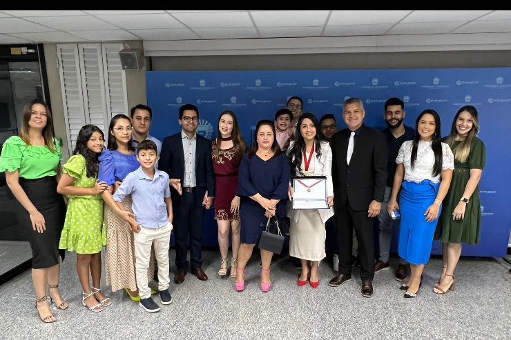 Imagem: Thays Fernanda com familiares na solenidade em comemoração ao dia do Advogado.