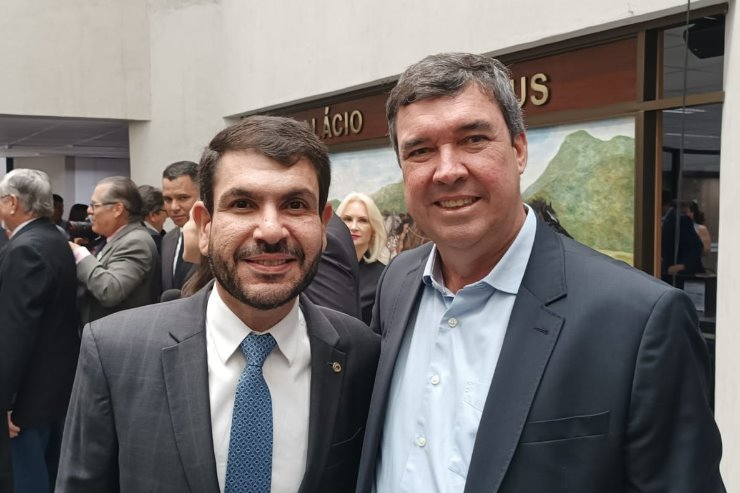 Imagem: Jamilson e o governador Eduardo Riedel, durante o lançamento que encaminhará R$ 48 milhões aos 79 municípios do MS 