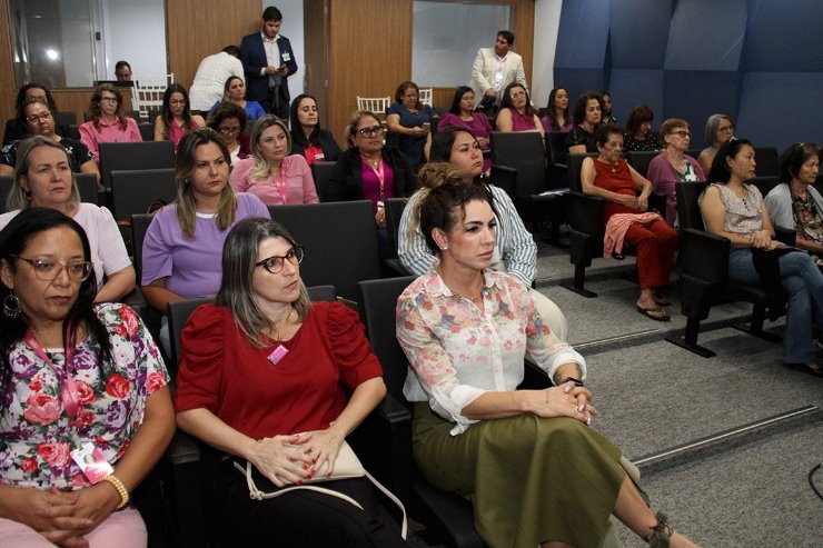 Imagem: Evento lotou o plenarinho para uma tarde de conhecimento e conscientização sobre a violência de gênero e valorização da autoestima da mulher 