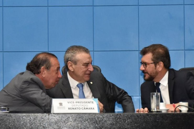 Imagem: Os deputados Gerson Claro, Paulo Corrêa e Pedro Kemp assinam a resolução que cria a homenagem 