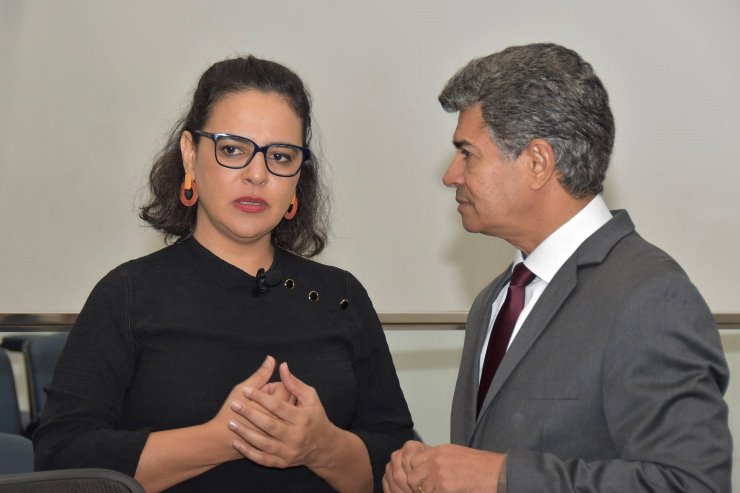 Imagem: Deputados Gleice Jane e Rinaldo Modesto, ambos que já atuaram como professores, participam da Comissão