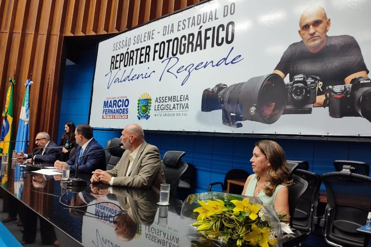 Imagem: Com olhar sereno, Valdenir "acompanhou", do painel, a sessão solene de entrega de diploma que tem o seu nome a repórteres fotográficos