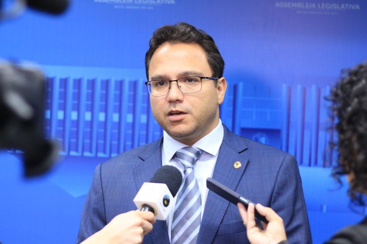 Imagem: Deputado Pedrossian Neto concede entrevista à rádio e à TV Alems