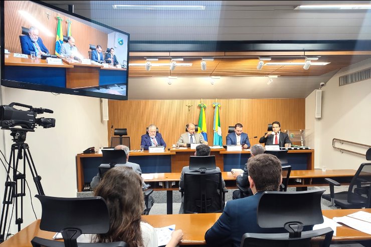 Imagem: Reuniões das CCJR ocorrem no Plenarinho Nelito Câmara e são abertas ao público e à imprensa