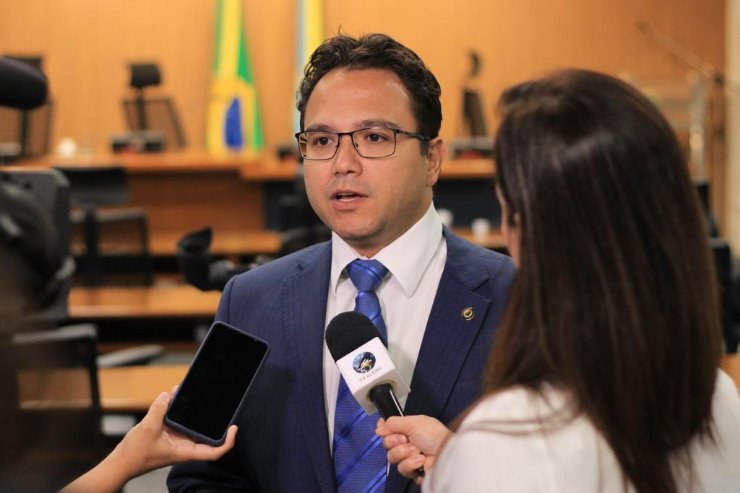 Imagem: Deputado Pedrossian Neto concede entrevista à rádio e à TV Alems 