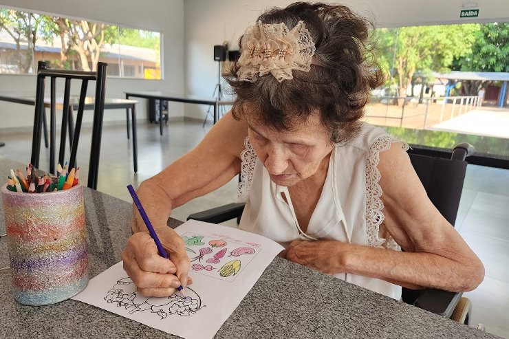 Imagem: Pintar é uma das atividades que Maria Auxiliadora mais ama fazer no Asilo São João Bosco; momento de paz que todos os idosos deveriam ter