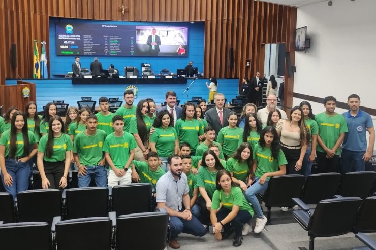 Imagem: Deputado Paulo Corrêa e prefeito com a comunidade escolar durante visita à ALEMS