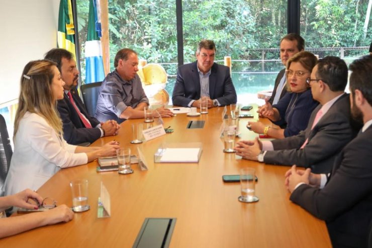 Imagem: Presidente da ALEMS, Gerson Claro, ao lado do governador Eduardo Riedel durante ato de adesão de Mato Grosso do Sul 