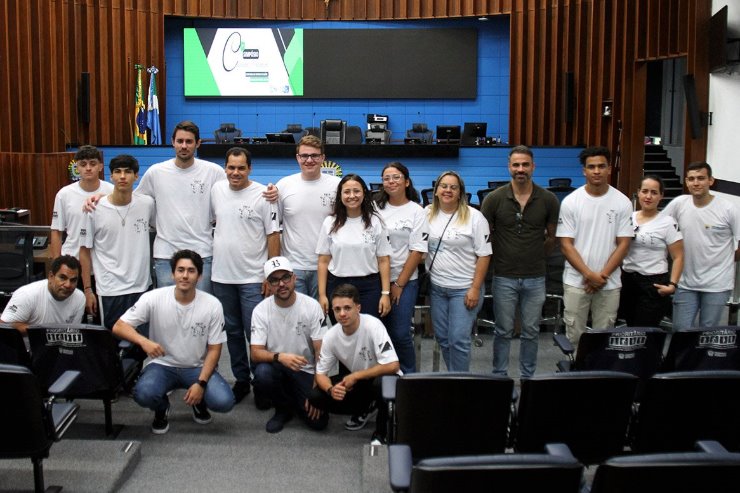 Imagem: Equipe de professores e alunos de Matemática, do campus de Cassilândia, durante a visita guiada no Parlamento