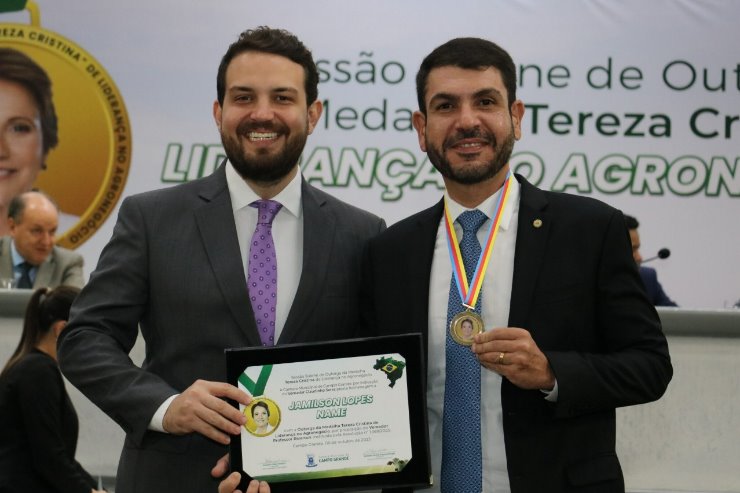 Imagem: Claudinho Serra no ato de entrega da honraria ao homenageado Jamilson Name