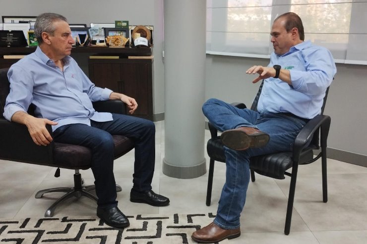 Imagem: Deputado Paulo Corrêa conversa com o presidente da Famasul, Marcelo Bertoni; parlamentar representou Casa de Leis em evento nesta segunda-feira