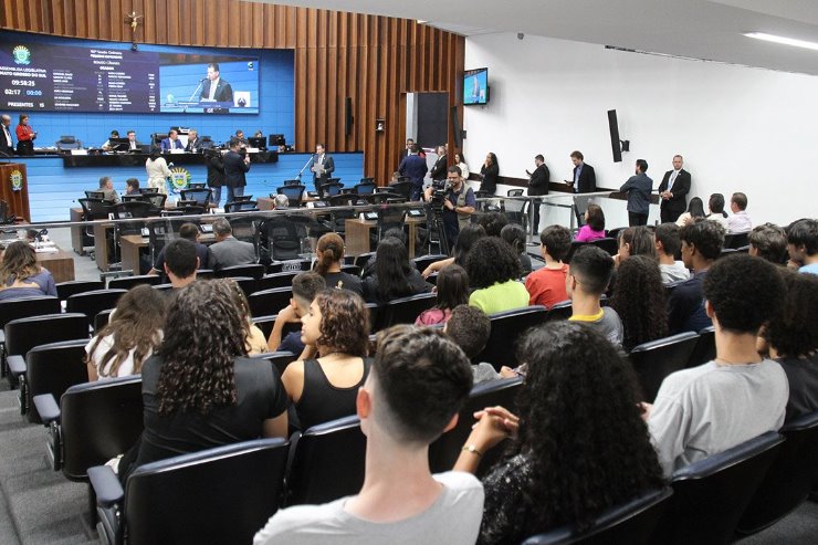 Imagem: Deputados aprovaram cinco proposições durante a sessão, que contou com a presença de alunos do projeto Música e Arte