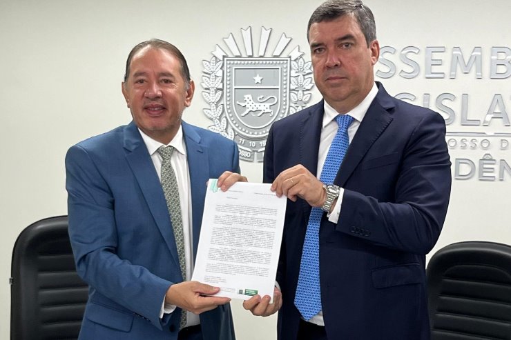 Imagem: Gerson Claro recebeu das mãos do governador Eduardo Riedel o projeto que versa sobre o Meio Ambiente