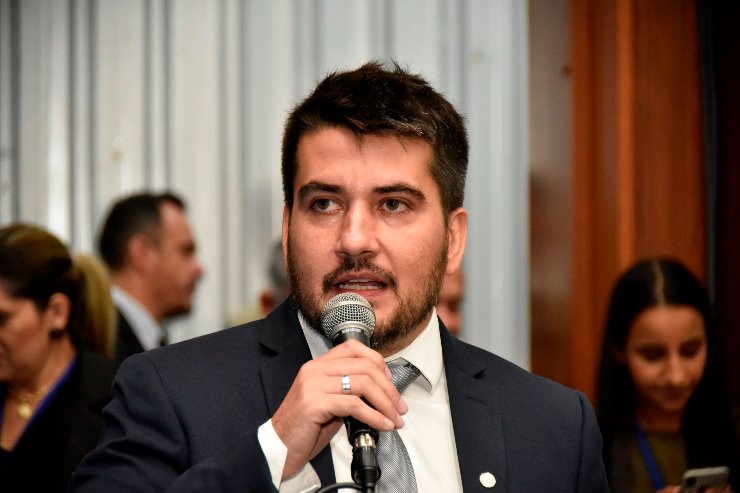 Imagem: Deputado Rafael Tavares durante a sessão plenária desta quarta-feira; parlamentar é o autor do projeto